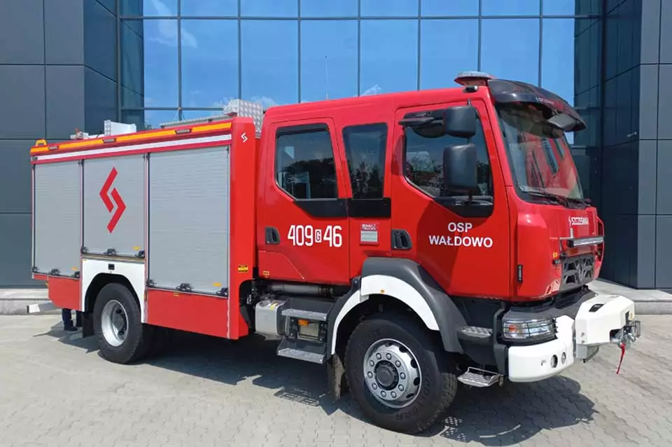Ochotnicy OSP Wałdowo z nowym samochodem pożarniczym